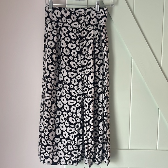 ASOS Design Black and White Retro Y2K Style Floral Button Front Midi Skirt - 4 - Picture 4 of 7